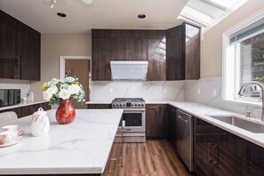 Réfrigérateur, four à micro-ondes, un four, surface de cuisson