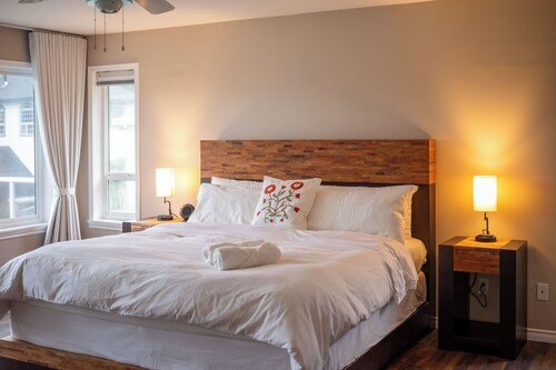 Cozy Surrey Home Near Central City & SkyTrain