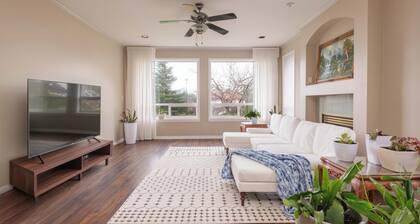 Cozy Surrey Home Near Central City & SkyTrain