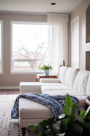 Smart TV - Cozy Surrey Home Near Central City & SkyTrain (Surrey)