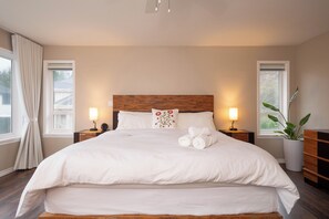 Iron/ironing board, free WiFi, bed sheets - Cozy Surrey Home Near Central City & SkyTrain (Surrey)