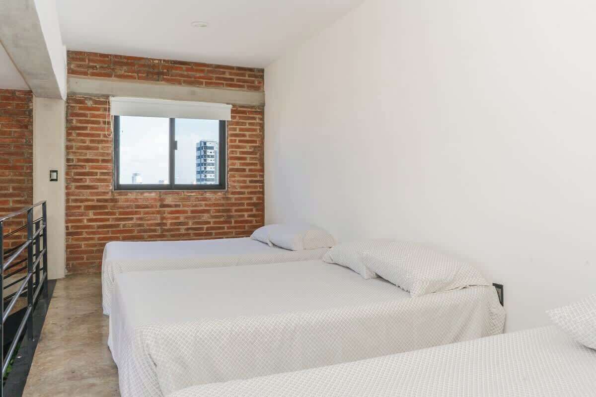 Een strijkplank/strijkijzer, wifi, beddengoed