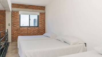 Een strijkplank/strijkijzer, wifi, beddengoed