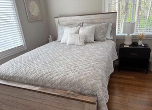 Een strijkplank/strijkijzer, wifi, beddengoed