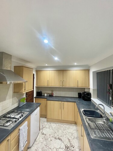  3 - Bedroom House in Bletchley| Ready for Contractors & Guests |Milton Keynes