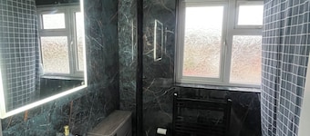 3 - Bedroom House in Bletchley| Ready for Contractors & Guests |Milton Keynes