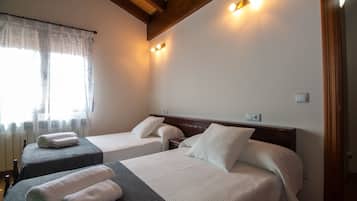 Tabla de planchar con plancha, wifi, ropa de cama