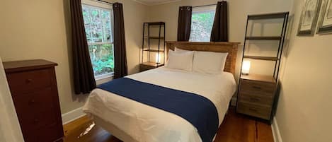 Tabla de planchar con plancha, wifi y ropa de cama