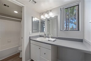 Toallas, jabón y papel higiénico