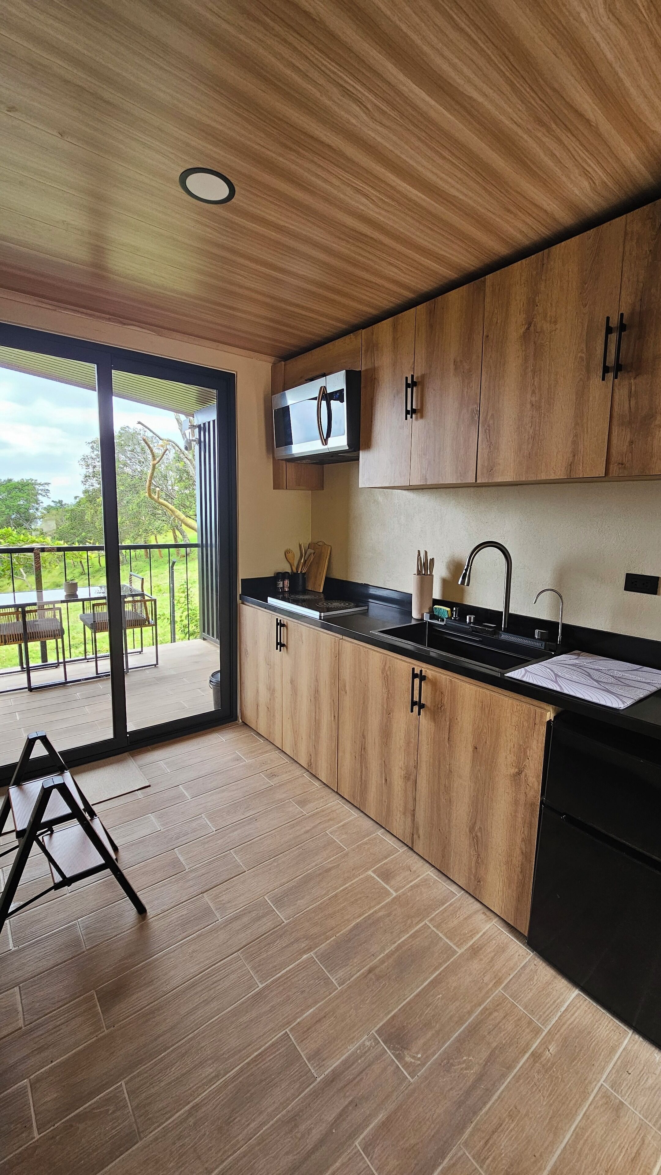 Kjøleskap, mikrobølgeovn, kokeplater og kaffetrakter/tekoker