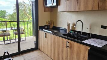 Kjøleskap, mikrobølgeovn, kokeplater og kaffetrakter/tekoker