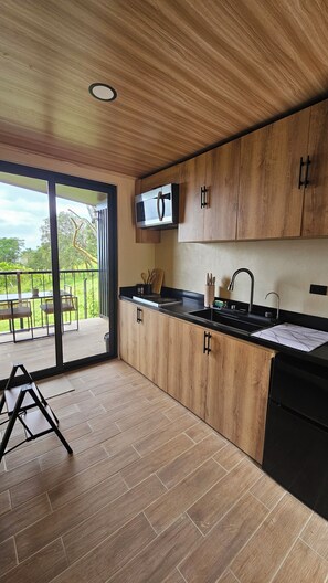 Kühlschrank, Mikrowelle, Herdplatte, Wasserkocher mit Kaffee-/Teezubehör