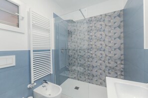 Shower, free toiletries, hair dryer, bidet - Sanremo Blue House | Vista mare e terrazzo (Sanremo)