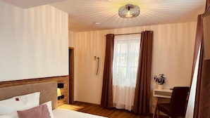 Desk, laptop workspace, WiFi (free)