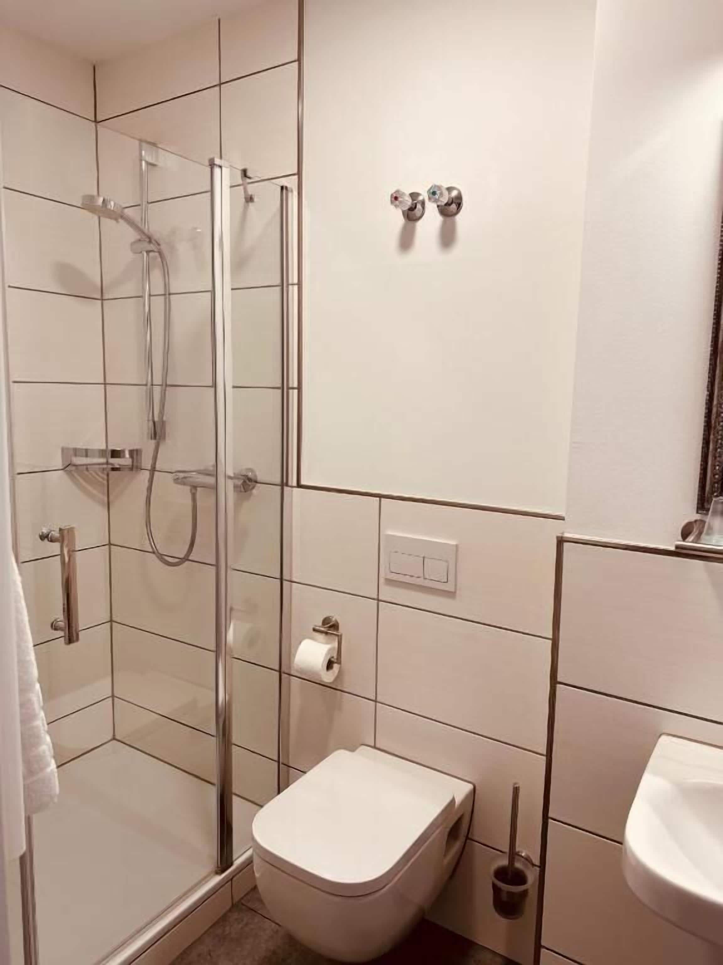 Dusche, Haartrockner, Handtücher, Toilettenpapier