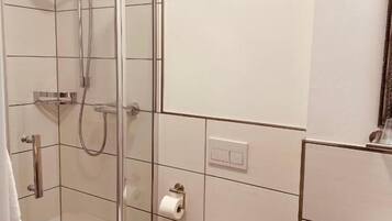 Dusche, Haartrockner, Handtücher, Toilettenpapier