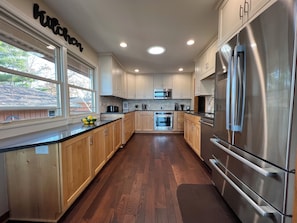 Fridge, microwave, oven, stovetop - Luxury 4-bedroom on Lake Waubesa+HotTub+PrivateDock+GameRoom+SmartTV+EV charger (McFarland)