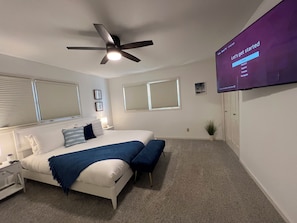 4 bedrooms, desk, iron/ironing board, travel cot - Luxury 4-bedroom on Lake Waubesa+HotTub+PrivateDock+GameRoom+SmartTV+EV charger (McFarland)