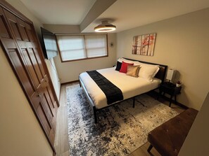 4 bedrooms, desk, iron/ironing board, travel cot - Luxury 4-bedroom on Lake Waubesa+HotTub+PrivateDock+GameRoom+SmartTV+EV charger (McFarland)