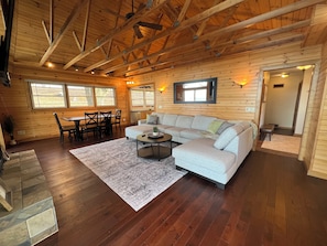 Smart TV, fireplace, video games, books - Luxury 4-bedroom on Lake Waubesa+HotTub+PrivateDock+GameRoom+SmartTV+EV charger (McFarland)