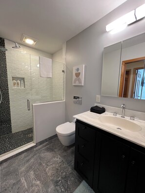 Dusche, Haartrockner, Handtücher, Seife