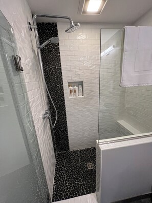 Shower, hair dryer, towels, soap - Luxury 4-bedroom on Lake Waubesa+HotTub+PrivateDock+GameRoom+SmartTV+EV charger (McFarland)