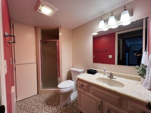 Shower, hair dryer, towels, soap - Luxury 4-bedroom on Lake Waubesa+HotTub+PrivateDock+GameRoom+SmartTV+EV charger (McFarland)