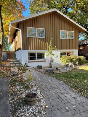 Property grounds - Luxury 4-bedroom on Lake Waubesa+HotTub+PrivateDock+GameRoom+SmartTV+EV charger (McFarland)