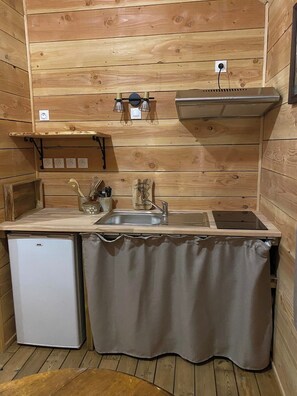 Private kitchen - Jabi's goats stilt hut (Trémont)