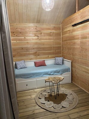 Interior - Jabi's goats stilt hut (Trémont)