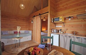 Interior - Jabi's goats stilt hut (Trémont)