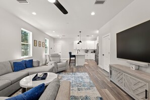 TV - NEW! Cherry St Chateau| Immaculate 3BR Home In Old West Tampa (Tampa)