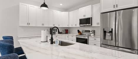 Een koelkast, een microgolfoven, een oven, een kookplaat