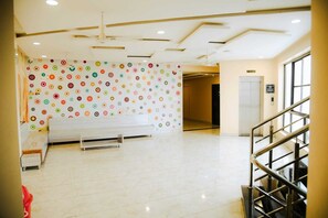 المنشأة من الداخل