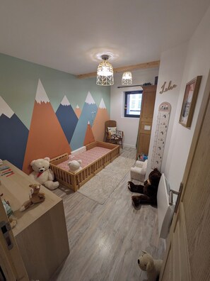 4 bedrooms, travel crib, free WiFi, bed sheets - Family home for mountain vacations (Allevard)