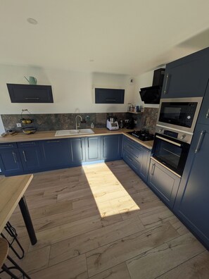 Fridge, microwave, oven, stovetop - Family home for mountain vacations (Allevard)