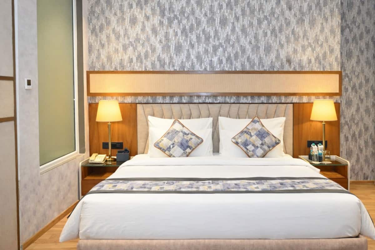 Executive Room | Premium bedding, minibar, in-room safe, desk