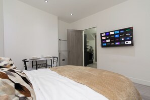 Superior-studiolejlighed - balkon | Premium-sengetøj, skrivebord, arbejdsområde til bærbare computere