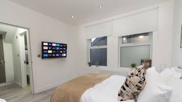 Superior studio, balkon | Luxe beddengoed, een bureau, een laptopwerkplek