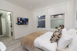 Estudio superior, balcón | Ropa de cama de alta calidad y escritorio