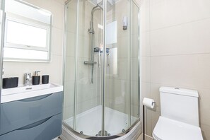 Deluxe Studio | Bathroom | Shower, free toiletries, hair dryer, towels - Mitcham Road (London)