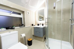 Superior Studio, Balcony | Bathroom | Shower, free toiletries, hair dryer, towels - Mitcham Road (London)