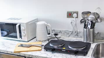 Classic Studio | Private kitchen | Mini-fridge, microwave, oven, stovetop