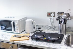 Estudio clásico | Cocina privada | Frigorífico pequeño, microondas, horno y placa de cocina