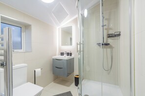 Classic Studio | Bathroom | Shower, free toiletries, hair dryer, towels - Mitcham Road (London)