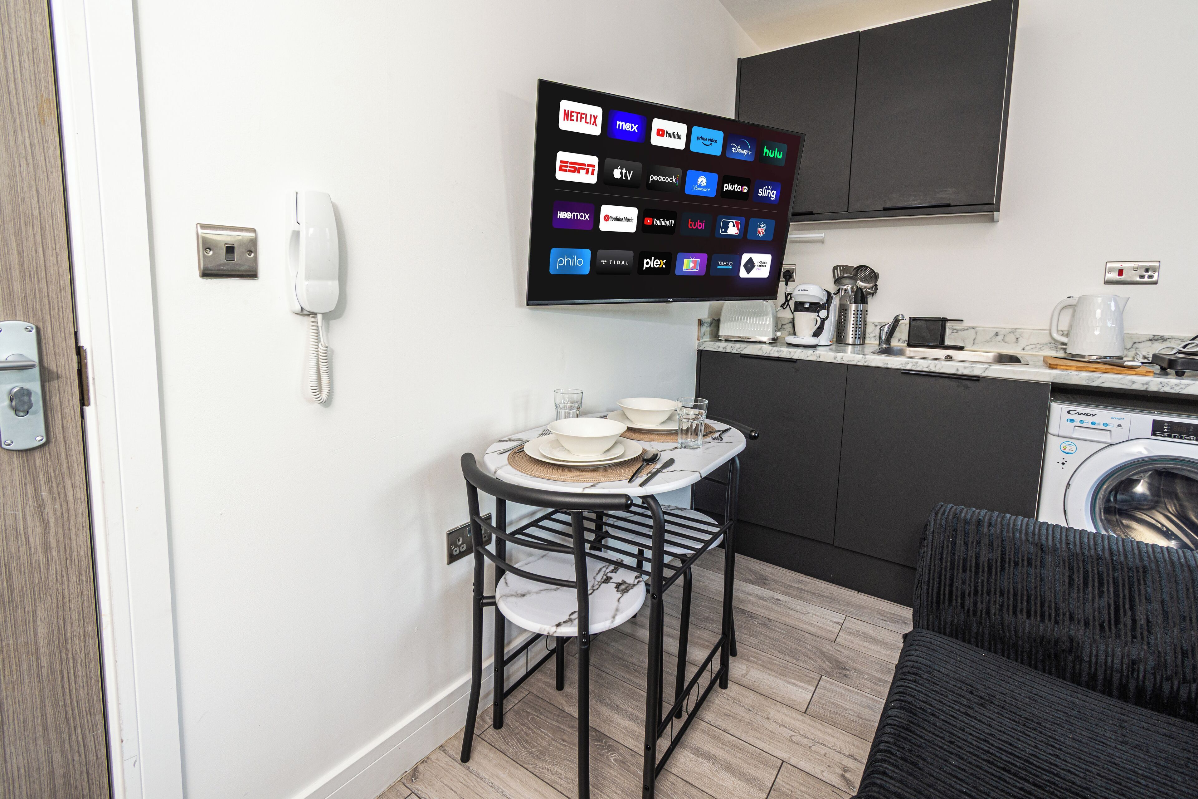 Deluxe Studio | Private kitchen | Mini-fridge, microwave, oven, stovetop