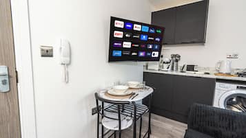 Deluxe-studiolejlighed | Privat køkken | Minikøleskab, mikrobølgeovn, ovn, kogeplade