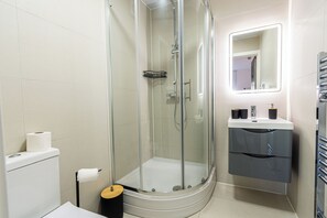 Classic Studio | Bathroom | Shower, free toiletries, hair dryer, towels - Mitcham Road (London)