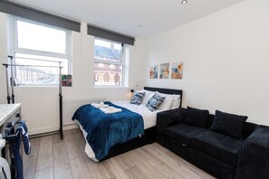 Deluxe Studio | Premium bedding, desk, laptop workspace, blackout drapes - Mitcham Road (London)