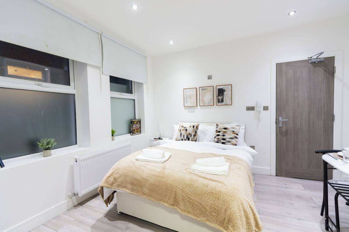 Superior Studio, Balcony | Premium bedding, desk, laptop workspace, blackout drapes